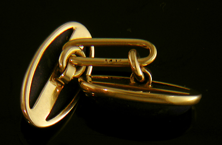 Lapis lazuli and gold cufflinks. (J9122)