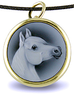 18kt brooch with custom-carved onyx cameo of horse. (J3763) 