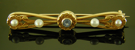 Sapphire and pearl brooch. (J9317)