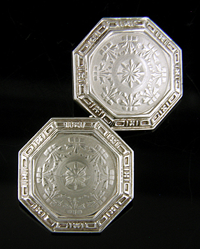 Elegant antique cufflinks crafted in white gold. (J8996)