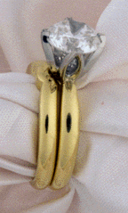 18kt gold & diamond engagement ring with matching wedding band.