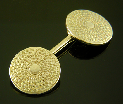 Elegantly engraved gold cufflinks. (J9348)