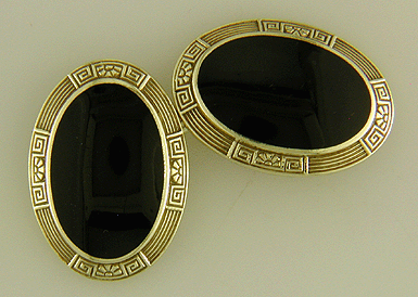 Huger onyx and 14kt gold cufflinks. (J8680)