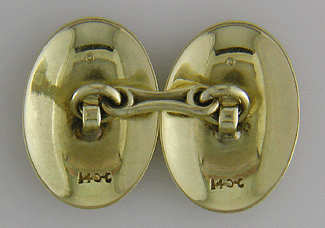 Huger onyx and 14kt gold cufflinks. (J8680)