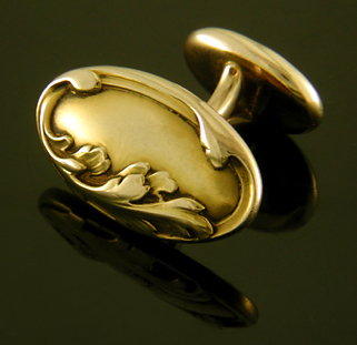 Larter acanthus leaf cufflinks crafted in 14kt gold. (J8803)