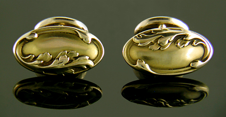 Larter acanthus leaf cufflinks crafted in 14kt gold. (J8803)