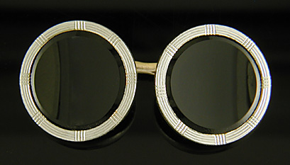 Larter onyx cufflinks. (J9385)