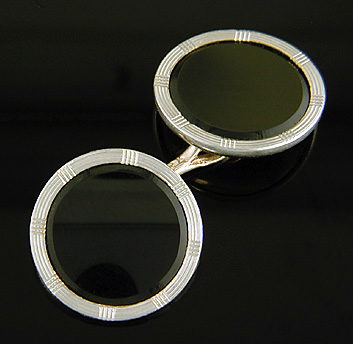 Larter onyx cufflinks. (J9385)