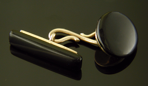 Victorian onyx and gold cufflinks. (J9331)