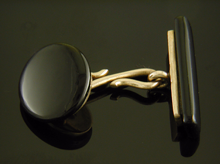 Victorian onyx and gold cufflinks. (J9331)