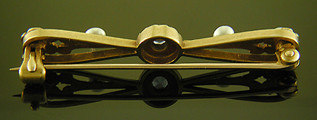 Sapphire and pearl brooch. (J9317)