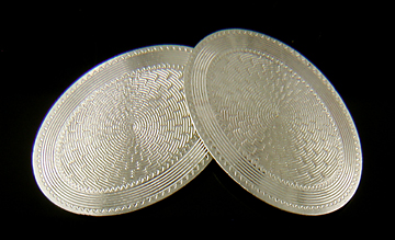 Beautifully engraved cufflinks. (J6508)