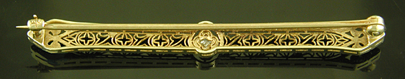 Edwardian filigree and diamond bar pin. (J9352)