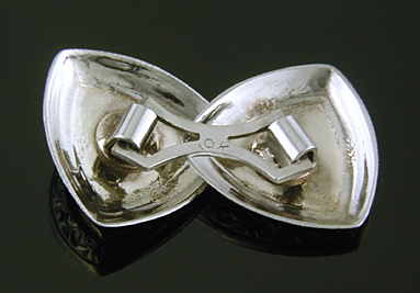 White and yellow gold cufflinks. (J9410)